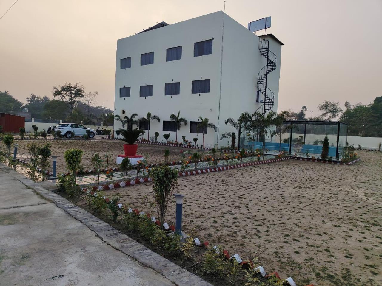 The Velvet Sky Hotel & Resort Bahraich Eksteriør bilde